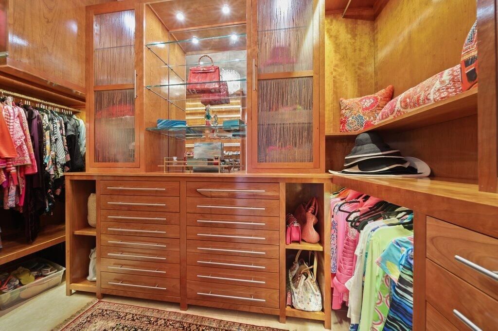 For Sale: $1,999,000 (6 beds, 4 baths, 3603 Square Feet)