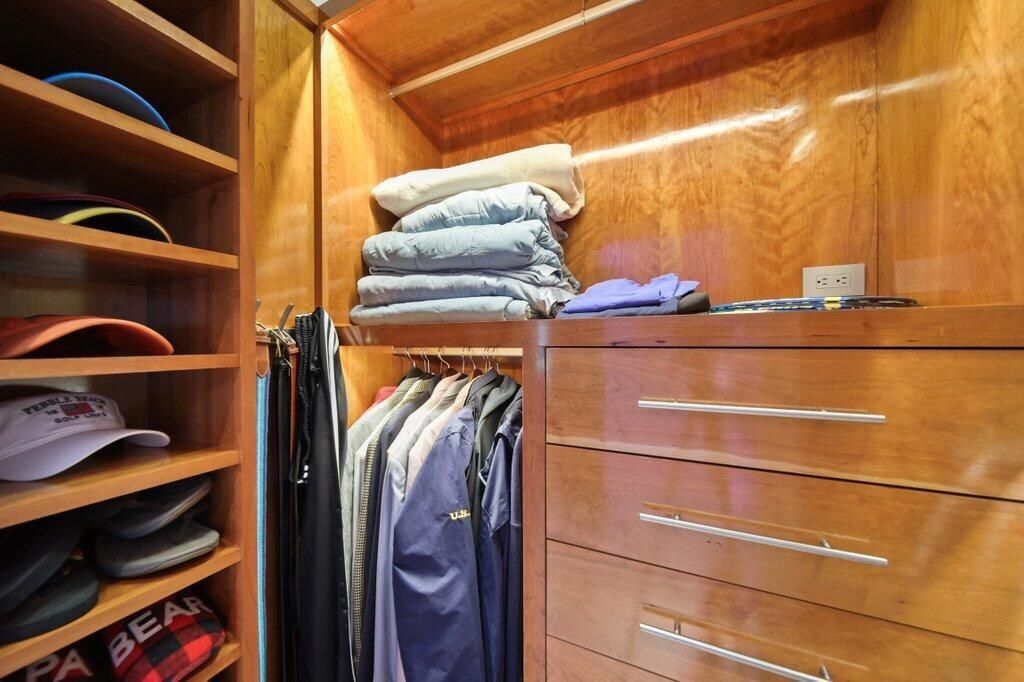 For Sale: $1,999,000 (6 beds, 4 baths, 3603 Square Feet)