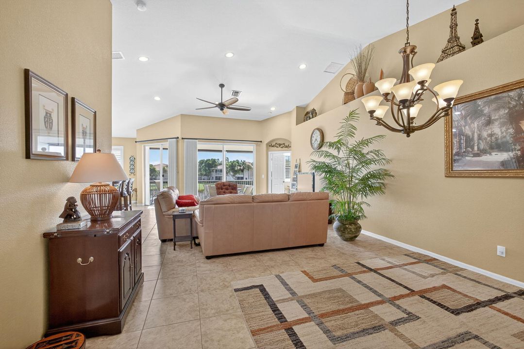 合同活跃: $434,000 (3 贝兹, 2 浴室, 1876 平方英尺)