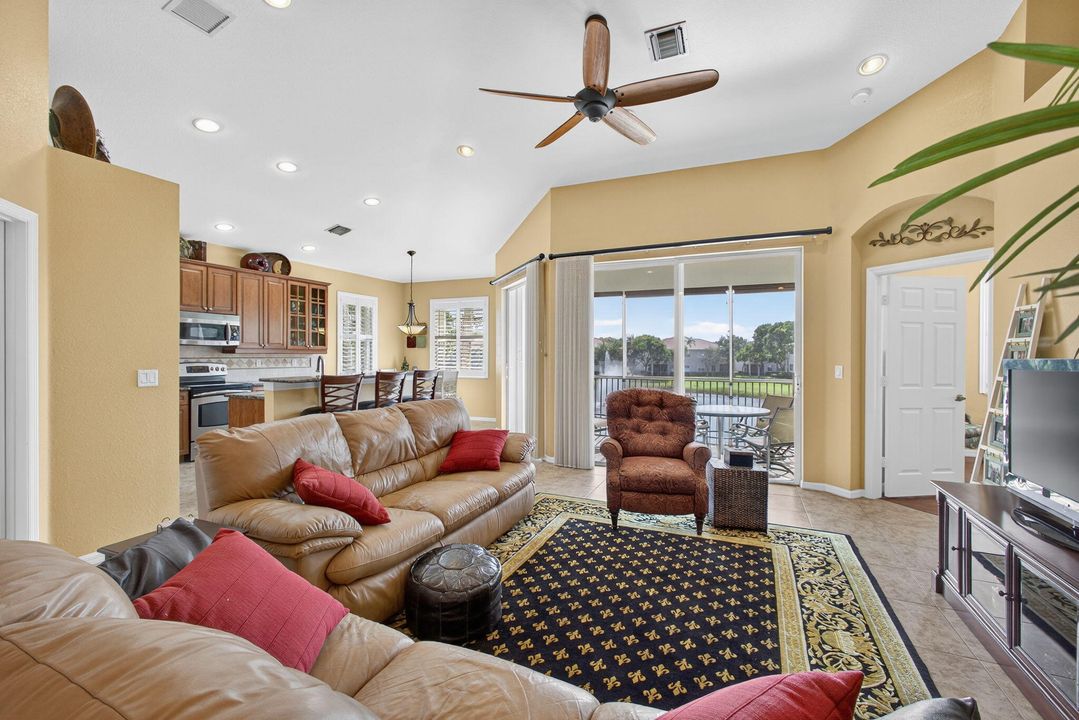 合同活跃: $434,000 (3 贝兹, 2 浴室, 1876 平方英尺)