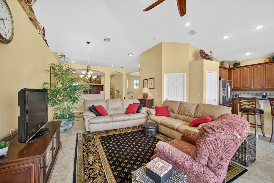 合同活跃: $434,000 (3 贝兹, 2 浴室, 1876 平方英尺)