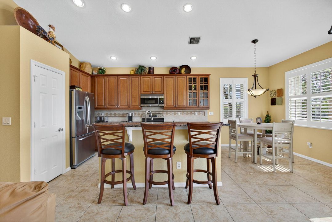 合同活跃: $434,000 (3 贝兹, 2 浴室, 1876 平方英尺)