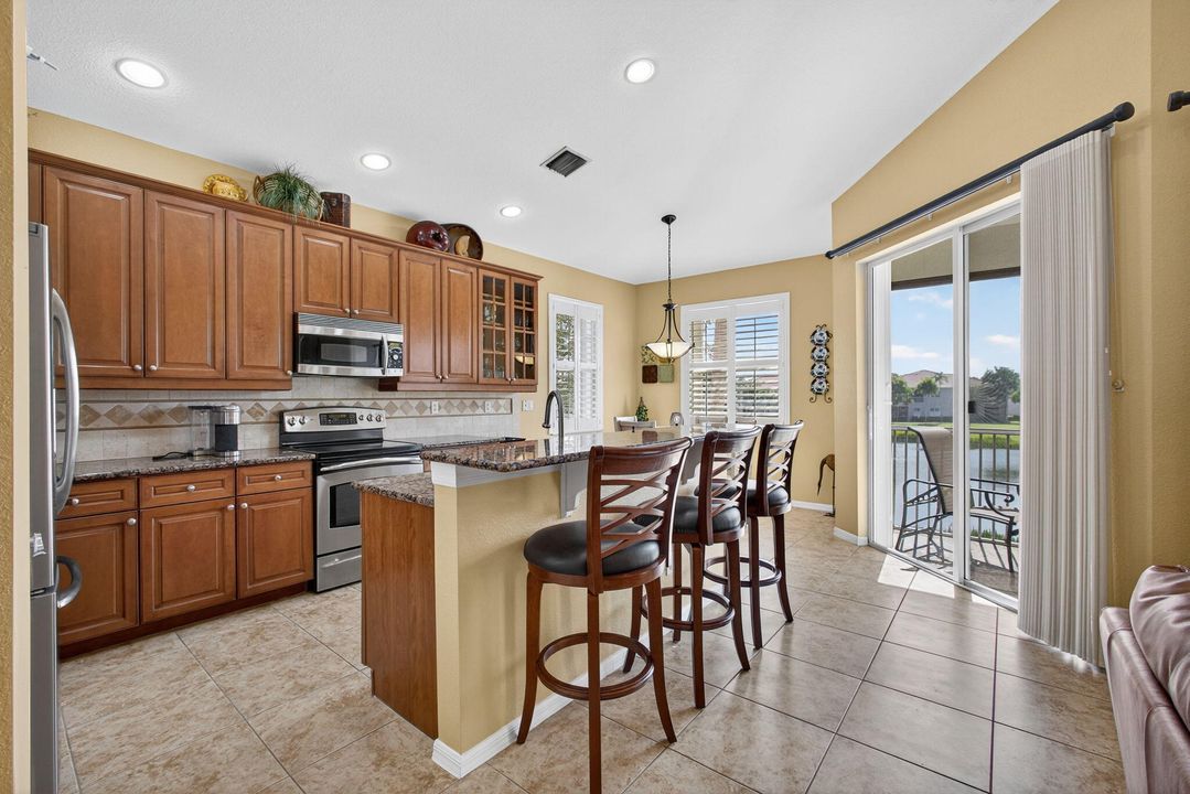 合同活跃: $434,000 (3 贝兹, 2 浴室, 1876 平方英尺)