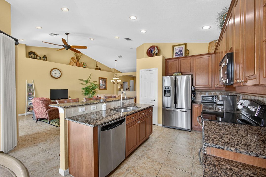 合同活跃: $434,000 (3 贝兹, 2 浴室, 1876 平方英尺)