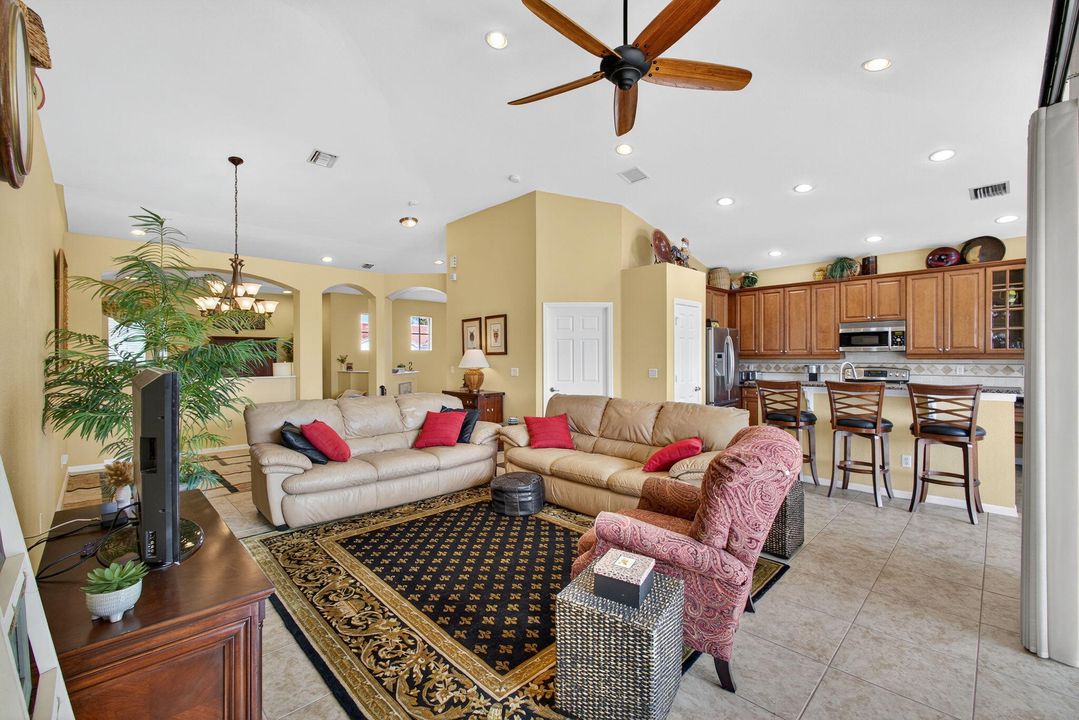 合同活跃: $434,000 (3 贝兹, 2 浴室, 1876 平方英尺)