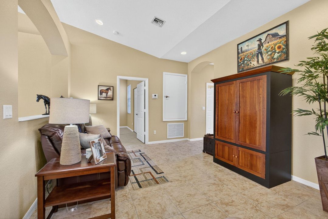 合同活跃: $434,000 (3 贝兹, 2 浴室, 1876 平方英尺)