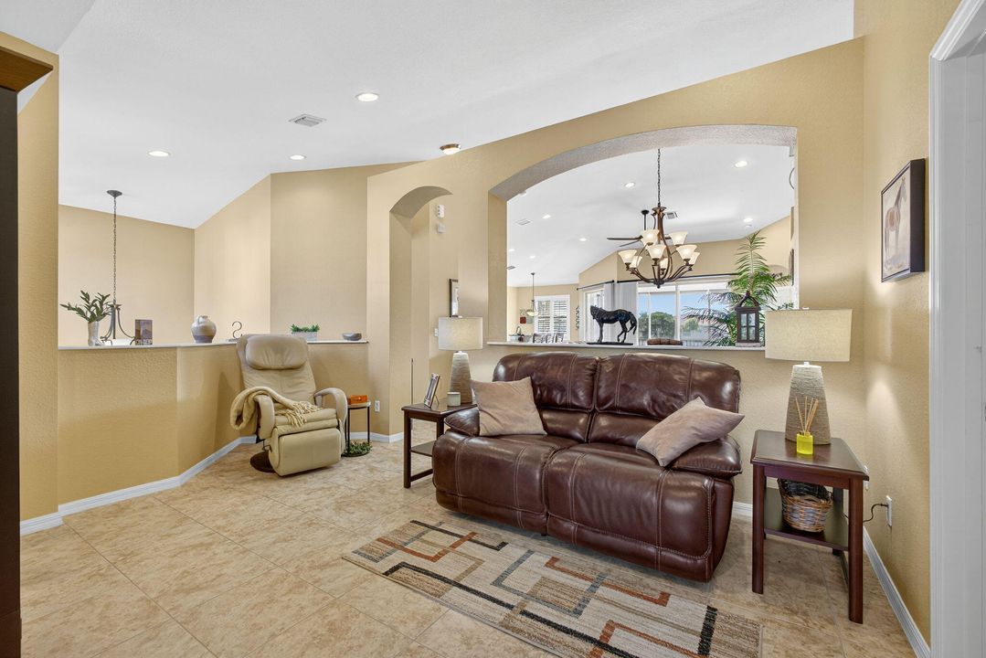 合同活跃: $434,000 (3 贝兹, 2 浴室, 1876 平方英尺)