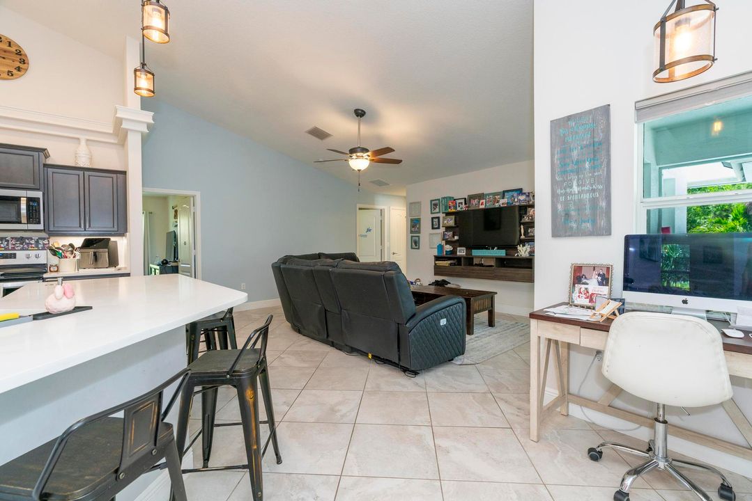 Под контрактом: $579,000 (4 спален, 2 ванн, 2185 Квадратных фут)