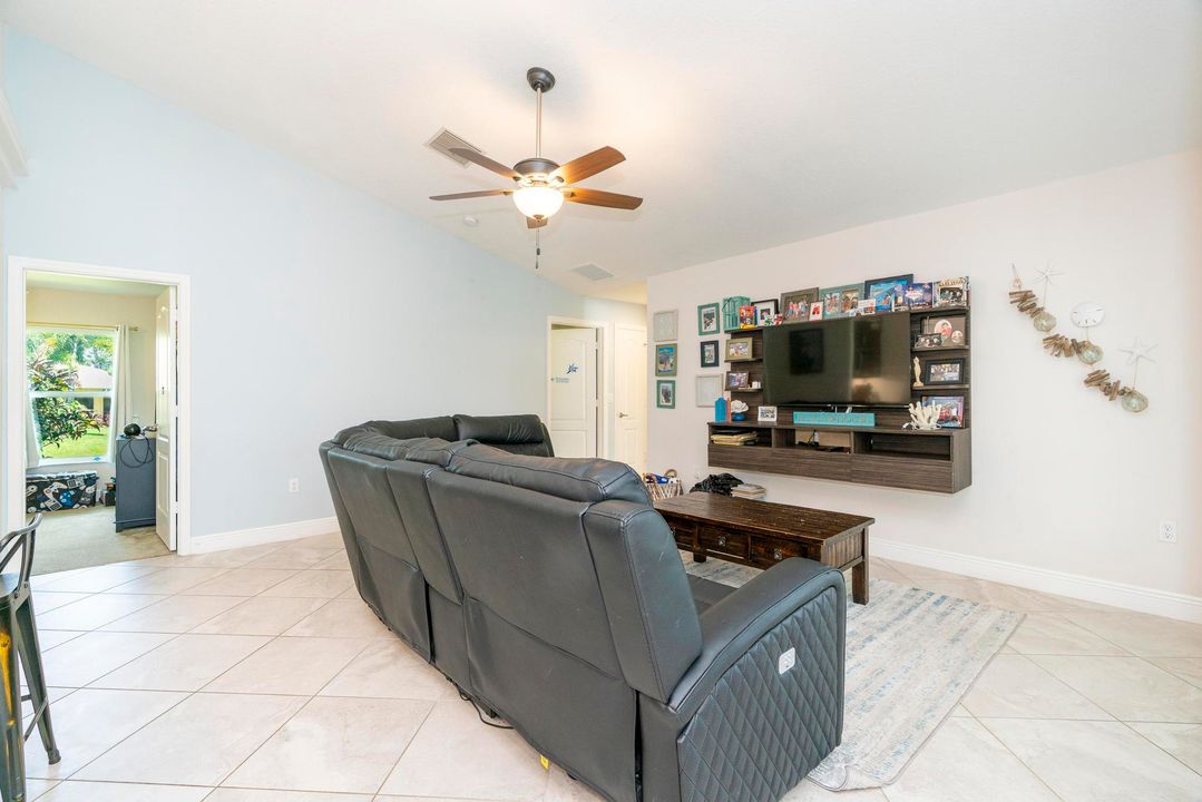 Под контрактом: $579,000 (4 спален, 2 ванн, 2185 Квадратных фут)