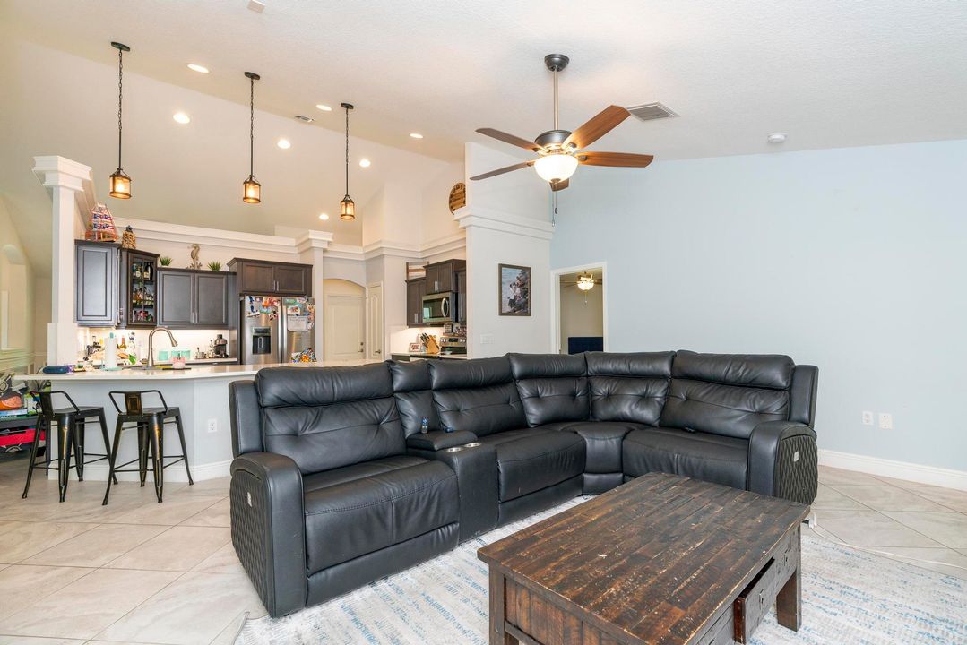 Под контрактом: $579,000 (4 спален, 2 ванн, 2185 Квадратных фут)