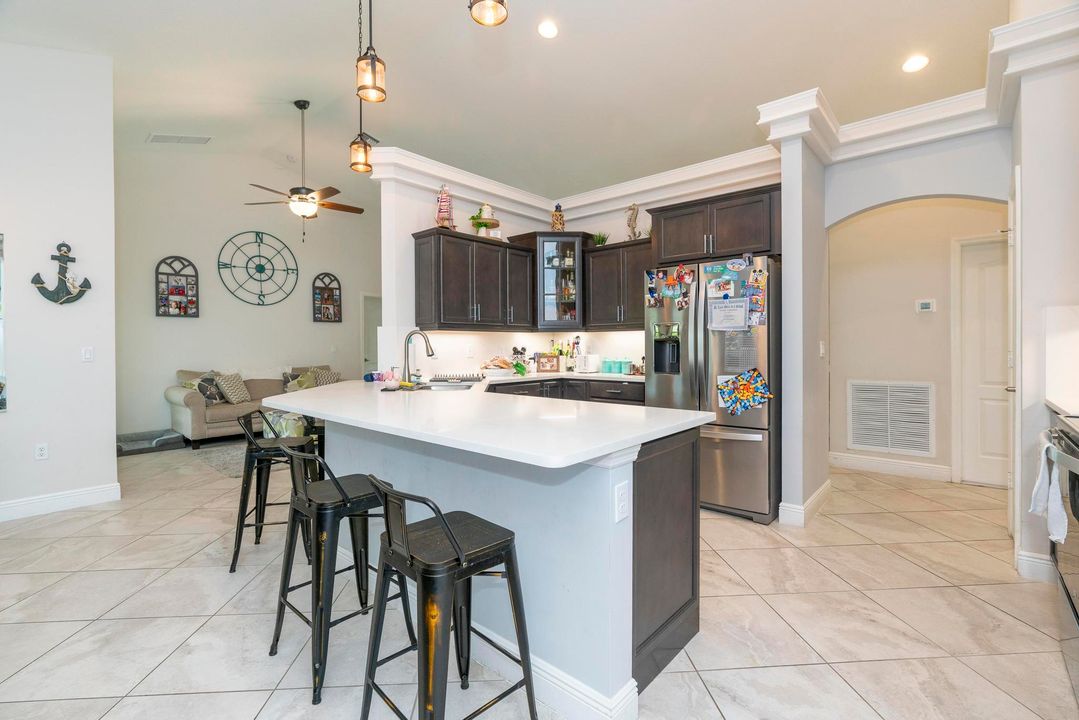 Под контрактом: $579,000 (4 спален, 2 ванн, 2185 Квадратных фут)