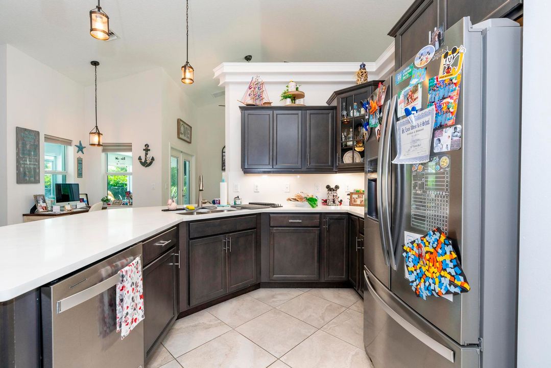 Под контрактом: $579,000 (4 спален, 2 ванн, 2185 Квадратных фут)