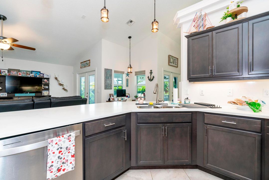 Под контрактом: $579,000 (4 спален, 2 ванн, 2185 Квадратных фут)