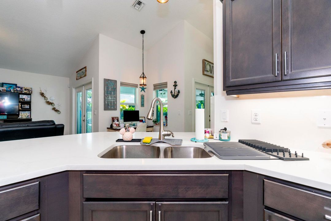 Под контрактом: $579,000 (4 спален, 2 ванн, 2185 Квадратных фут)