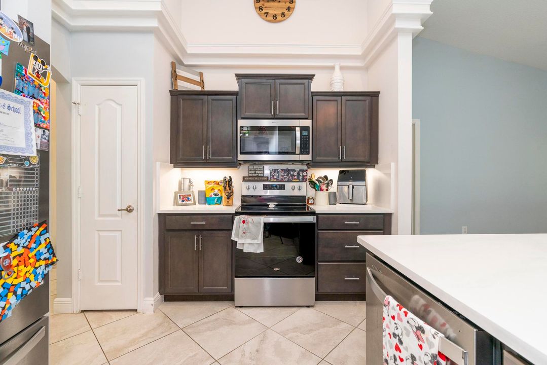 Под контрактом: $579,000 (4 спален, 2 ванн, 2185 Квадратных фут)