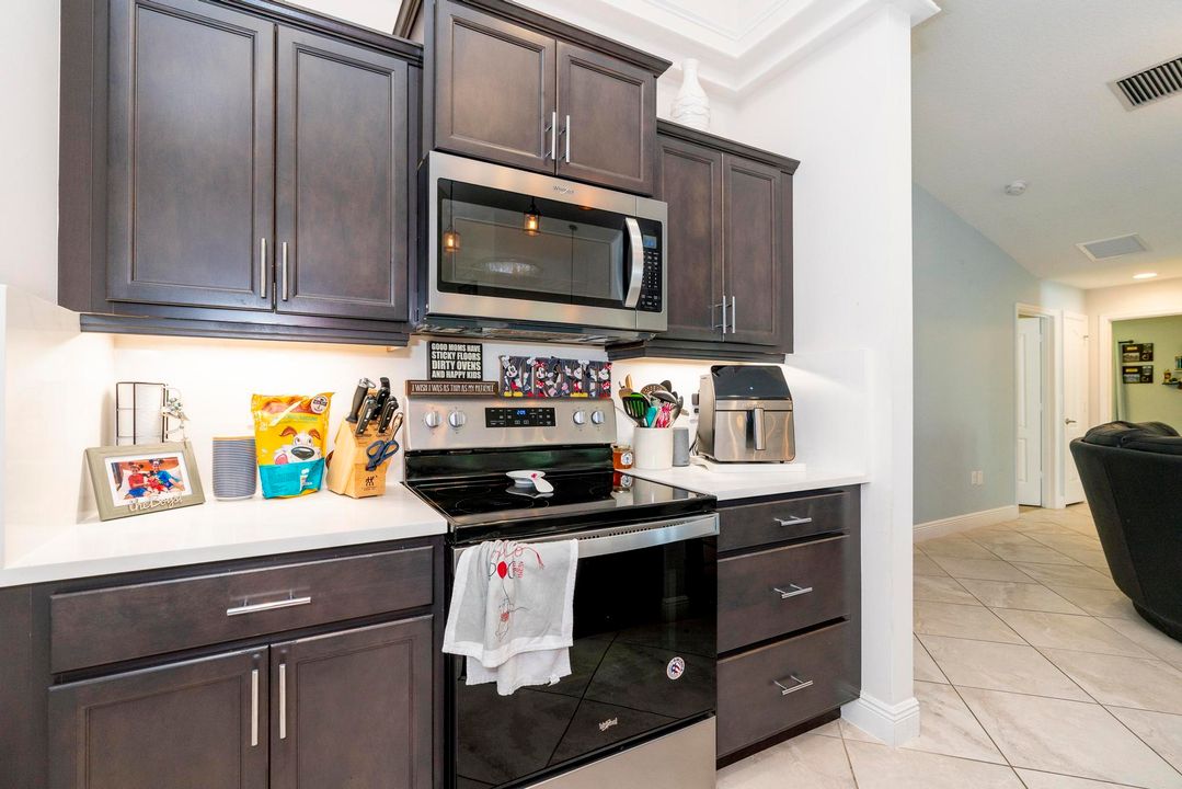 Под контрактом: $579,000 (4 спален, 2 ванн, 2185 Квадратных фут)