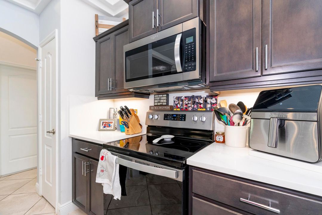 Под контрактом: $579,000 (4 спален, 2 ванн, 2185 Квадратных фут)