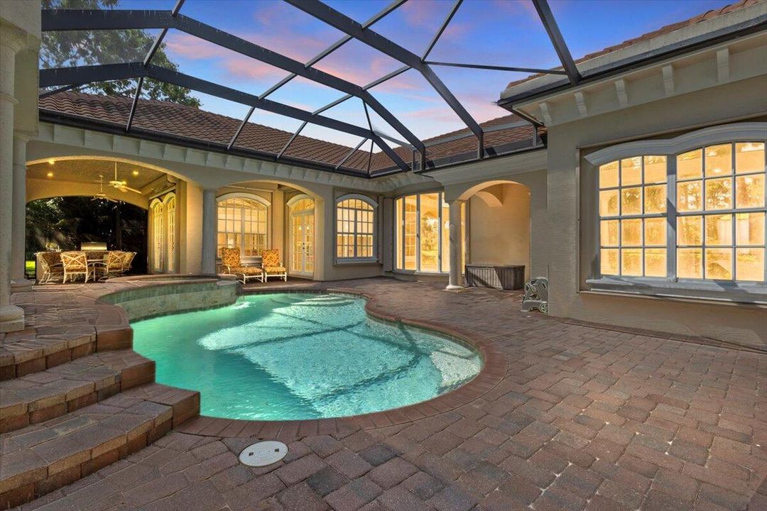 合同活跃: $975,000 (4 贝兹, 4 浴室, 3686 平方英尺)