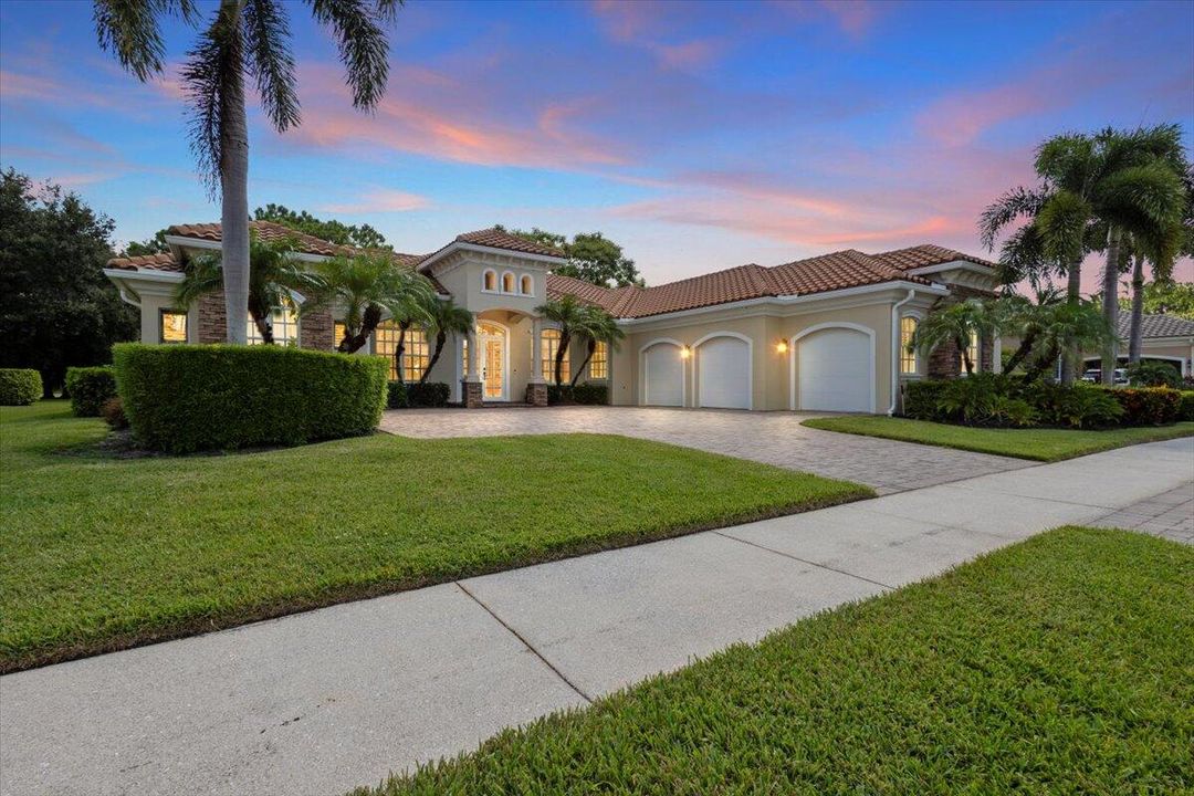 合同活跃: $975,000 (4 贝兹, 4 浴室, 3686 平方英尺)