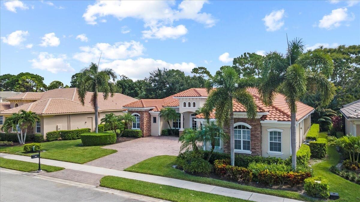 合同活跃: $975,000 (4 贝兹, 4 浴室, 3686 平方英尺)