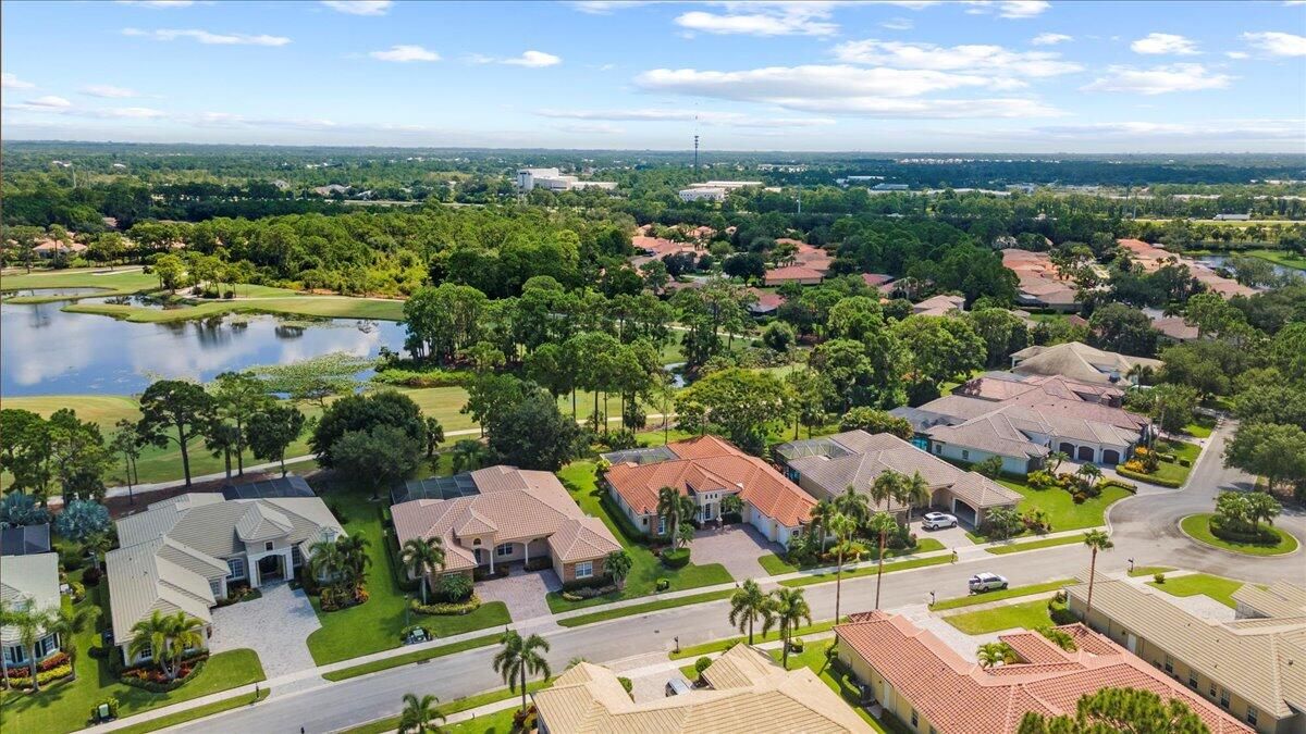 合同活跃: $975,000 (4 贝兹, 4 浴室, 3686 平方英尺)