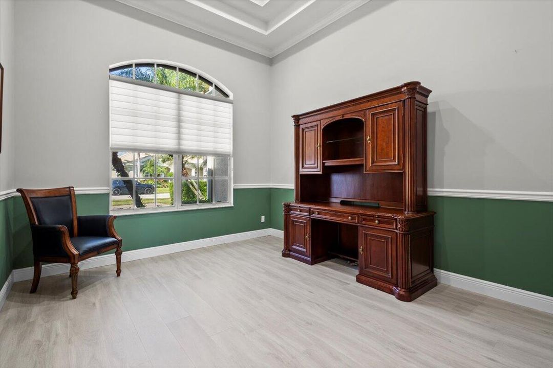 合同活跃: $975,000 (4 贝兹, 4 浴室, 3686 平方英尺)