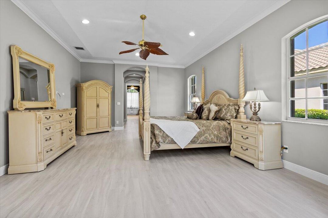 合同活跃: $975,000 (4 贝兹, 4 浴室, 3686 平方英尺)