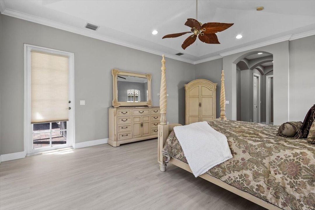 合同活跃: $975,000 (4 贝兹, 4 浴室, 3686 平方英尺)