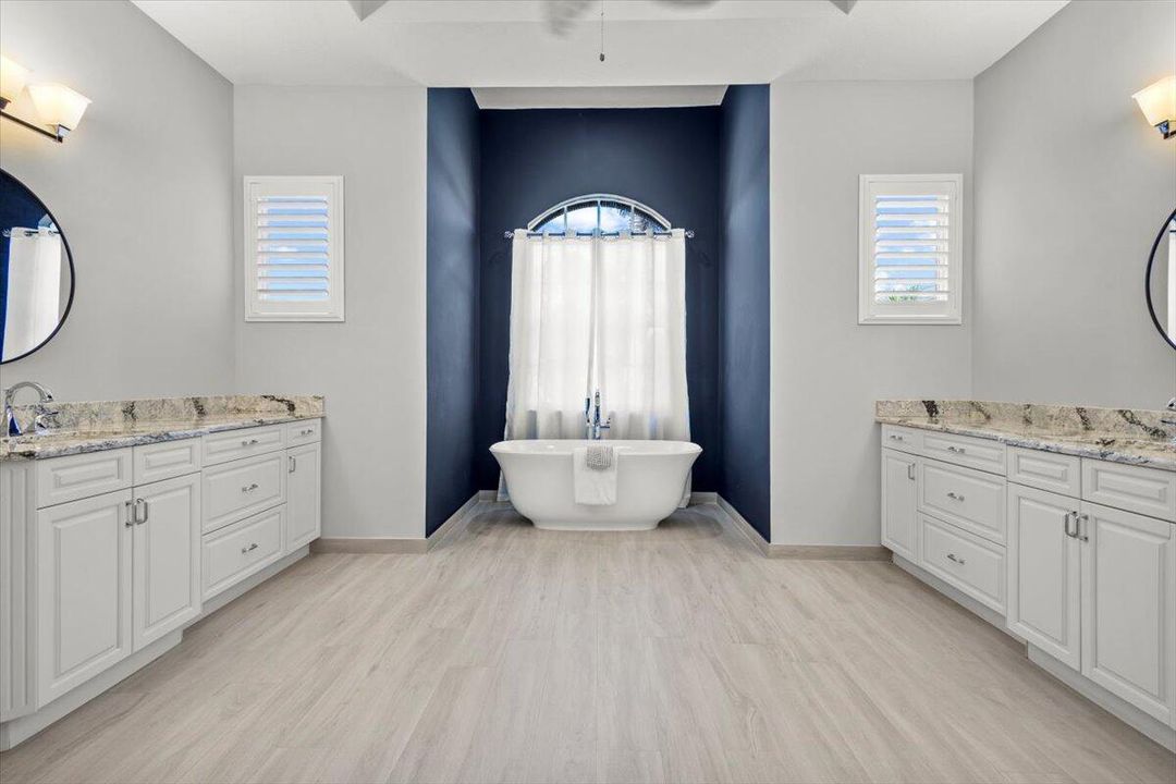 合同活跃: $975,000 (4 贝兹, 4 浴室, 3686 平方英尺)