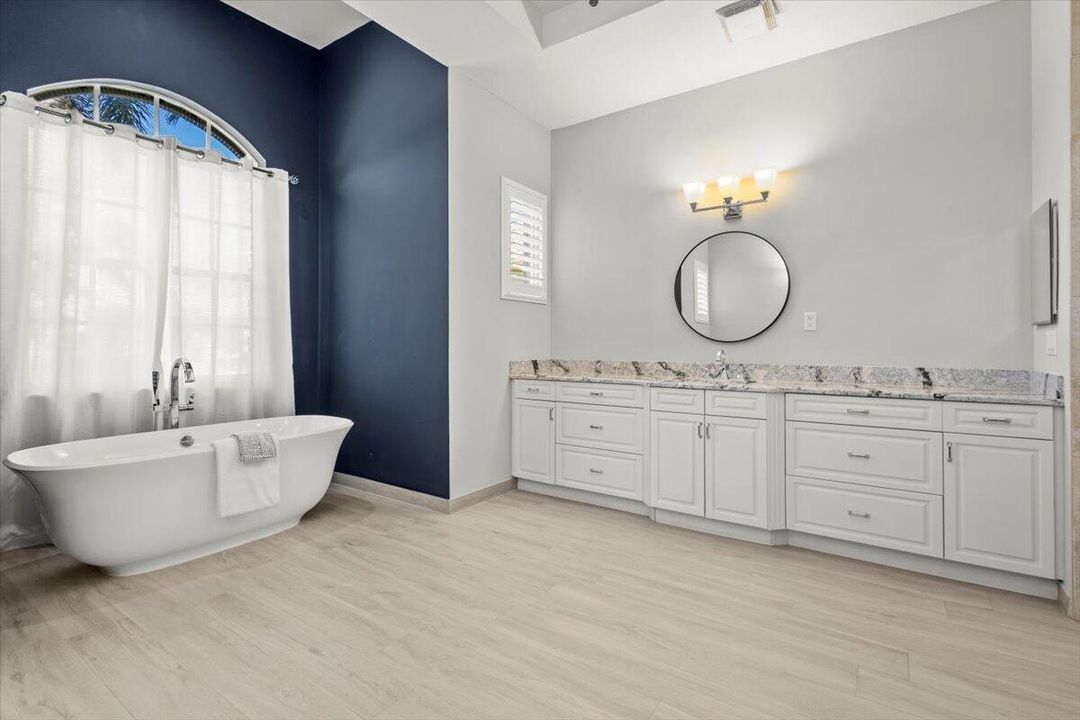 合同活跃: $975,000 (4 贝兹, 4 浴室, 3686 平方英尺)