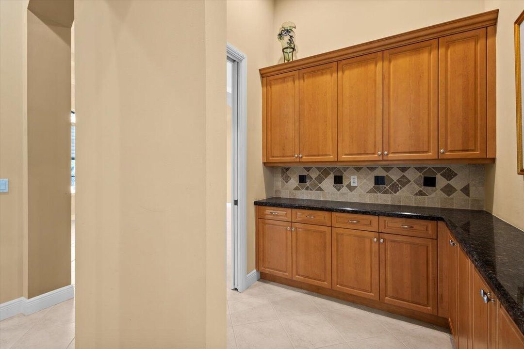 合同活跃: $975,000 (4 贝兹, 4 浴室, 3686 平方英尺)