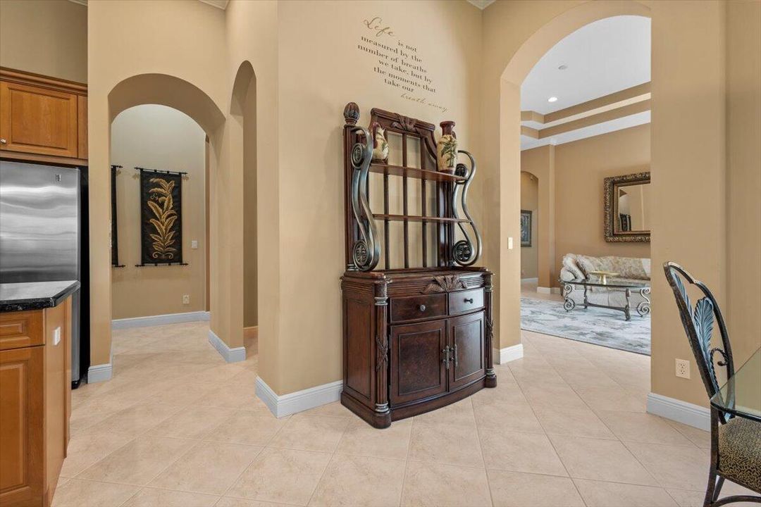 合同活跃: $975,000 (4 贝兹, 4 浴室, 3686 平方英尺)