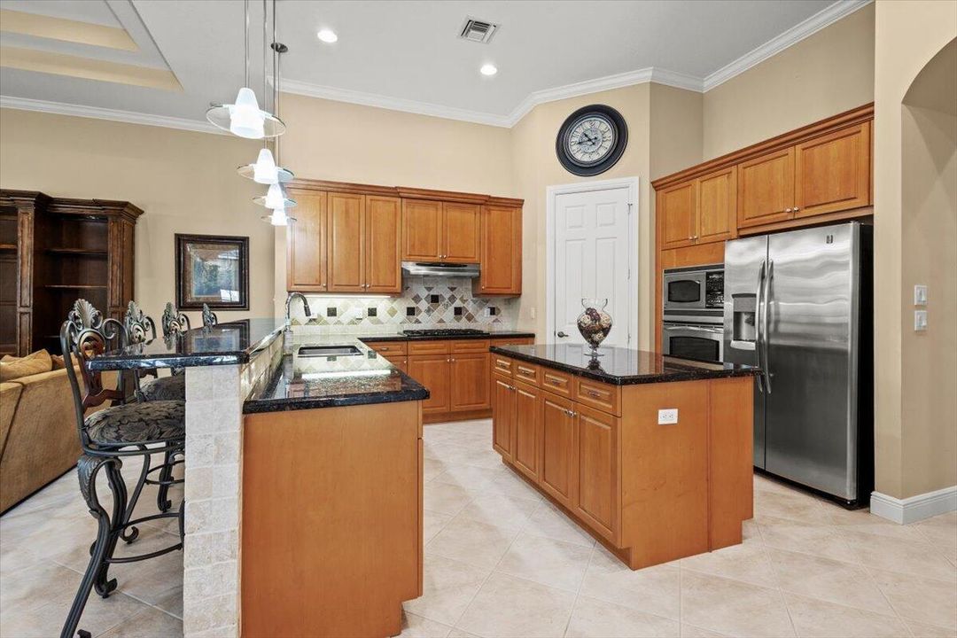 合同活跃: $975,000 (4 贝兹, 4 浴室, 3686 平方英尺)