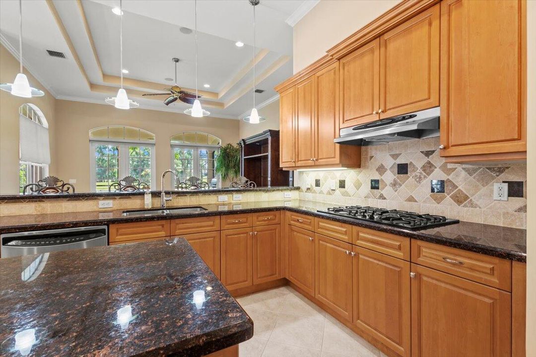 合同活跃: $975,000 (4 贝兹, 4 浴室, 3686 平方英尺)