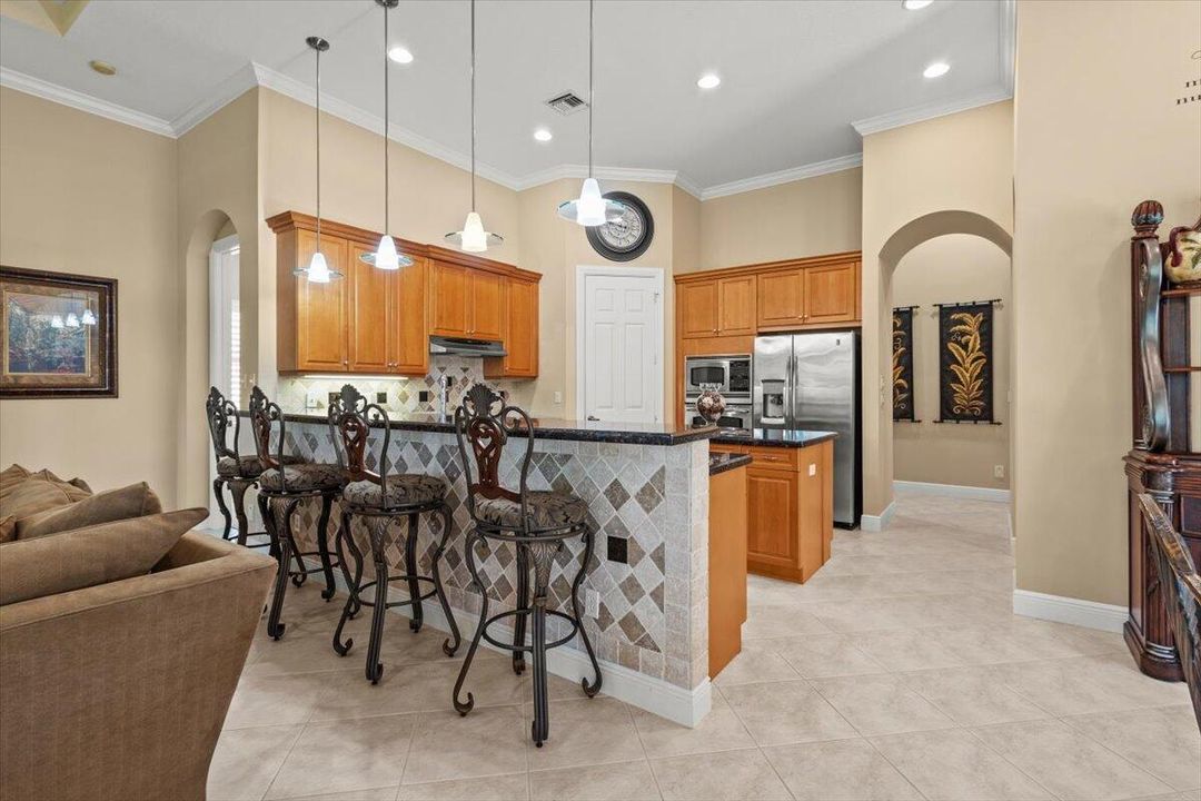 合同活跃: $975,000 (4 贝兹, 4 浴室, 3686 平方英尺)