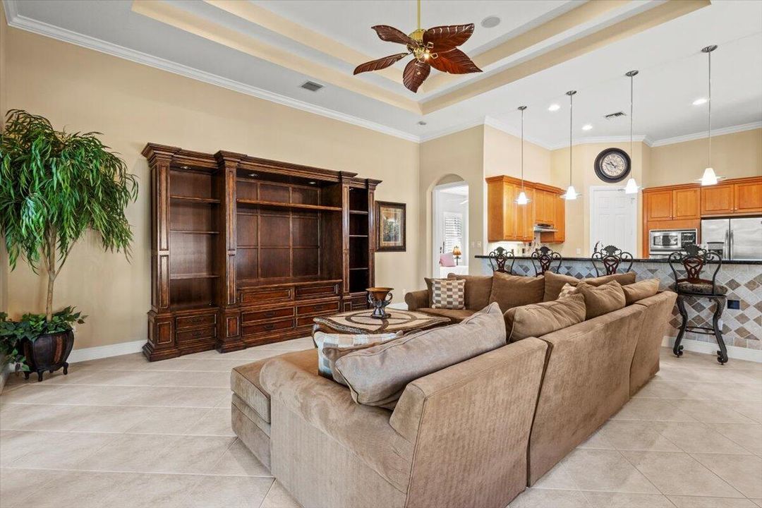 合同活跃: $975,000 (4 贝兹, 4 浴室, 3686 平方英尺)