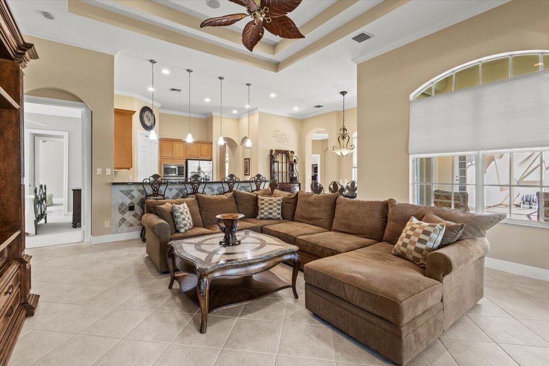 合同活跃: $975,000 (4 贝兹, 4 浴室, 3686 平方英尺)