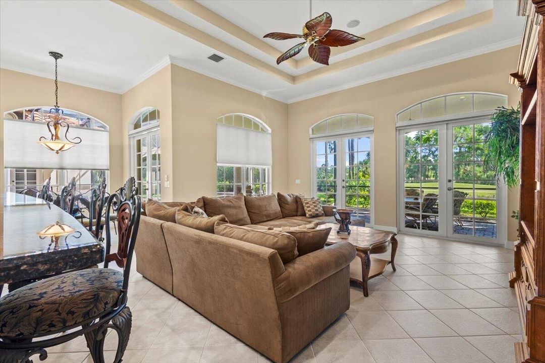 合同活跃: $975,000 (4 贝兹, 4 浴室, 3686 平方英尺)