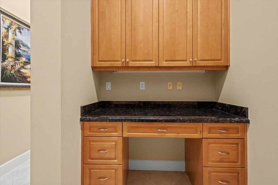 合同活跃: $975,000 (4 贝兹, 4 浴室, 3686 平方英尺)