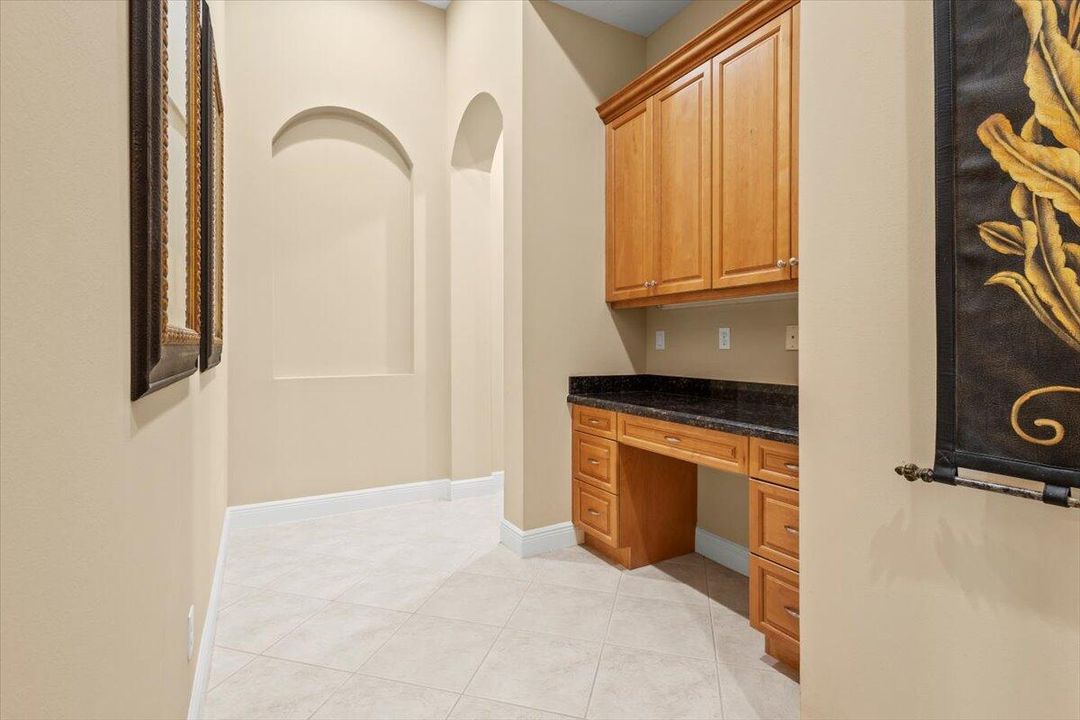 合同活跃: $975,000 (4 贝兹, 4 浴室, 3686 平方英尺)