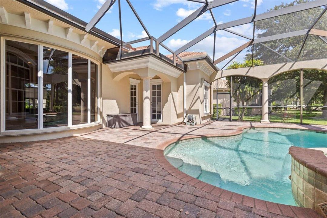 合同活跃: $975,000 (4 贝兹, 4 浴室, 3686 平方英尺)