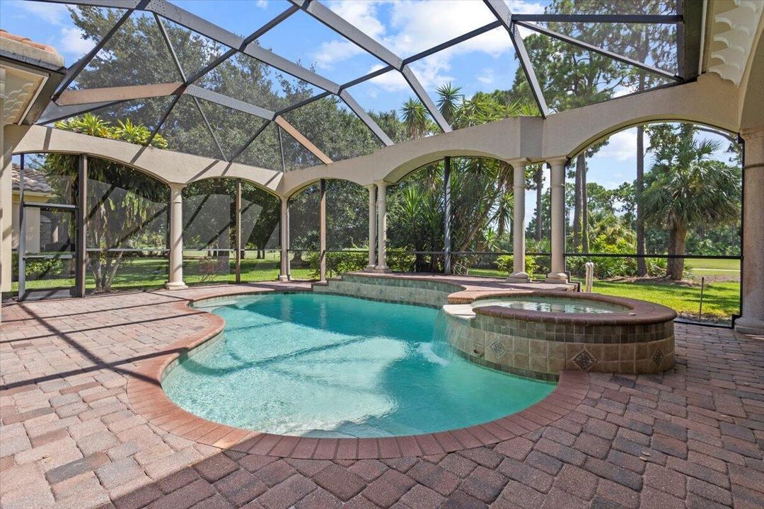 合同活跃: $975,000 (4 贝兹, 4 浴室, 3686 平方英尺)