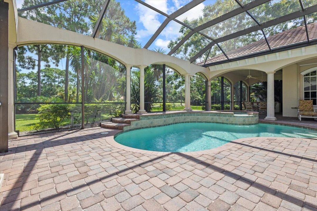 合同活跃: $975,000 (4 贝兹, 4 浴室, 3686 平方英尺)