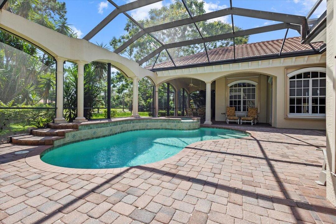 合同活跃: $975,000 (4 贝兹, 4 浴室, 3686 平方英尺)