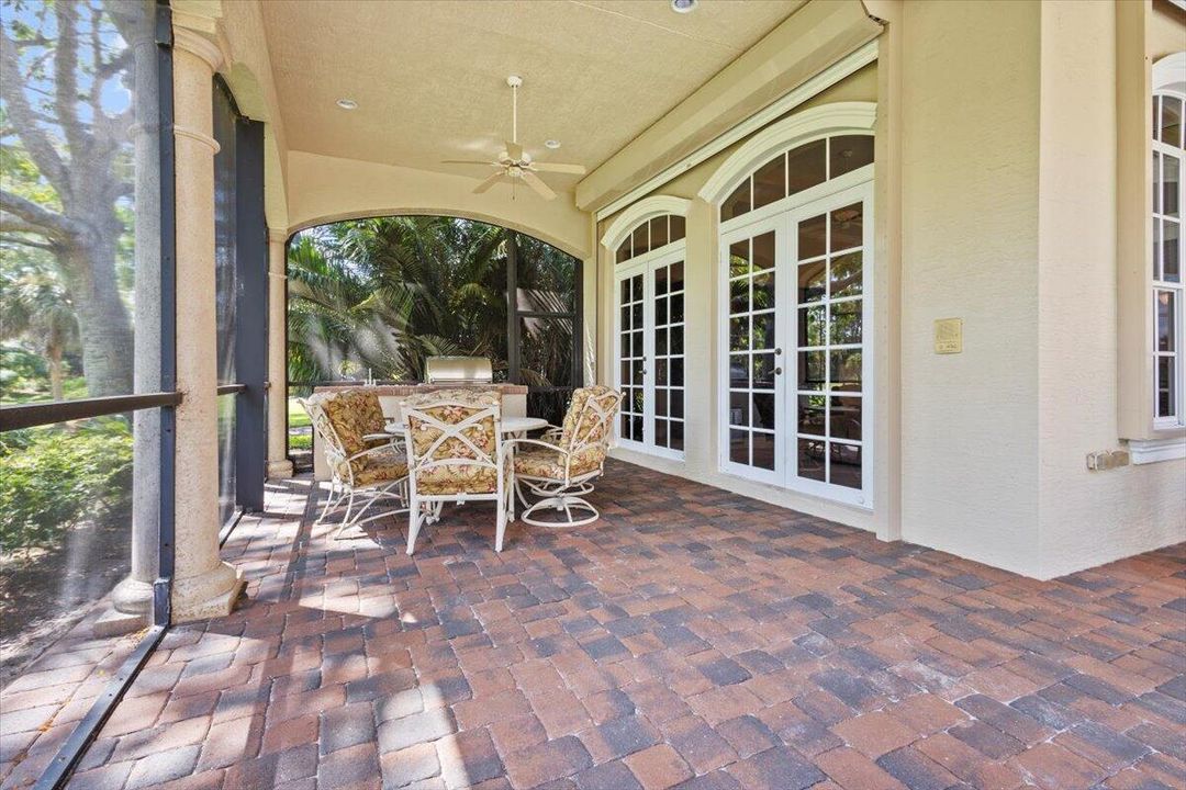 合同活跃: $975,000 (4 贝兹, 4 浴室, 3686 平方英尺)