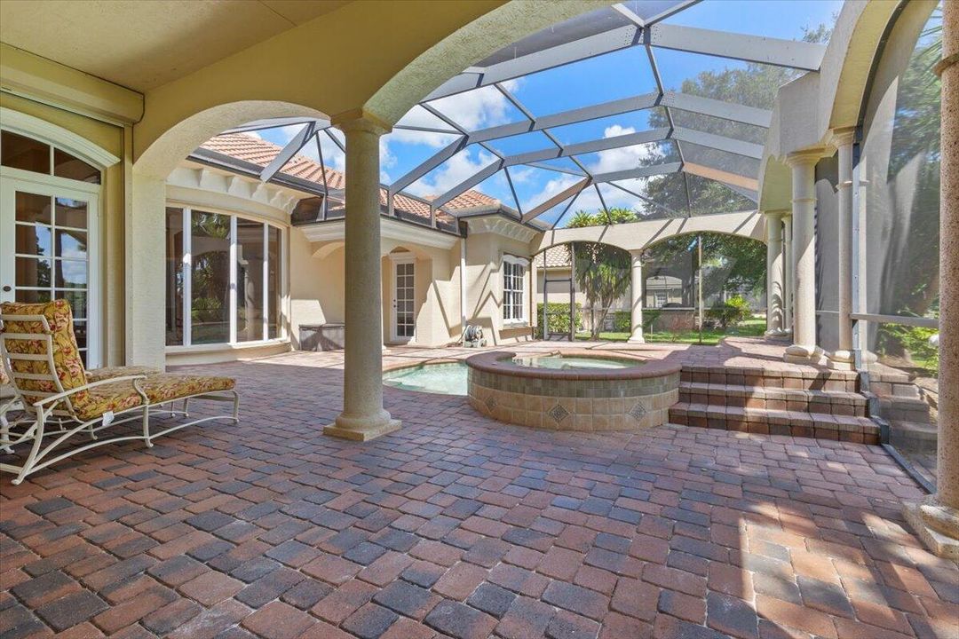 合同活跃: $975,000 (4 贝兹, 4 浴室, 3686 平方英尺)