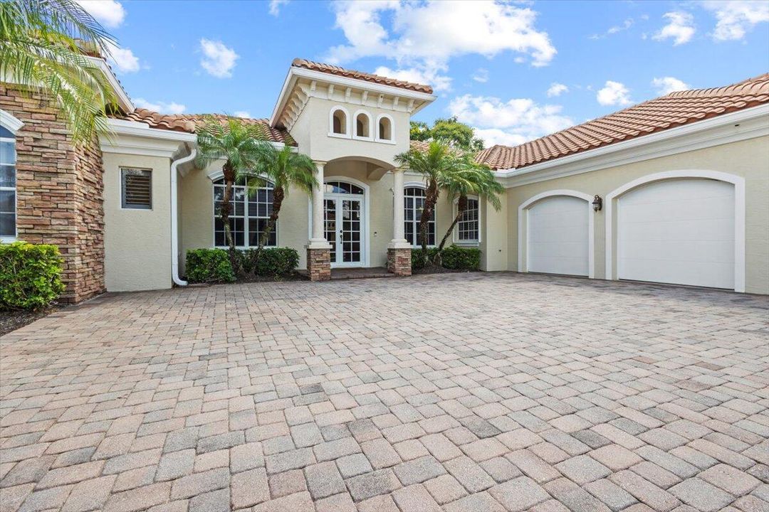 合同活跃: $975,000 (4 贝兹, 4 浴室, 3686 平方英尺)