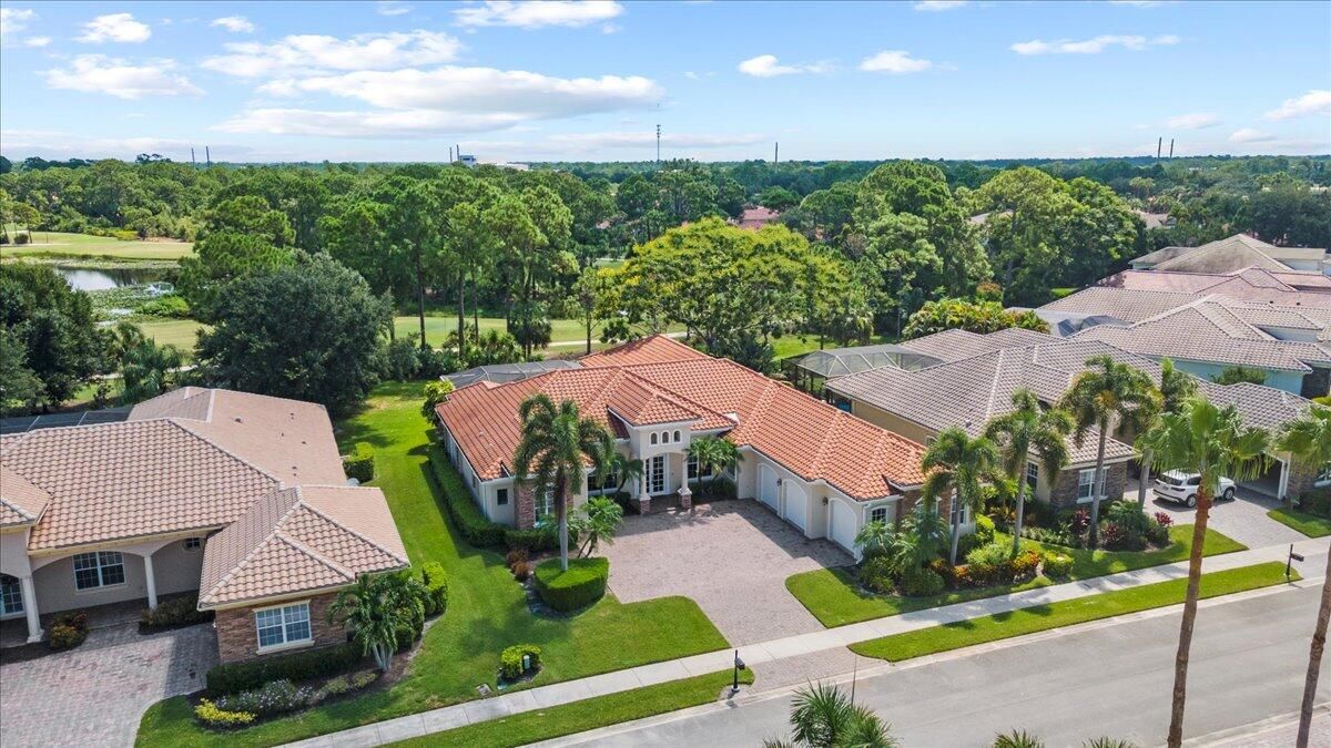 合同活跃: $975,000 (4 贝兹, 4 浴室, 3686 平方英尺)