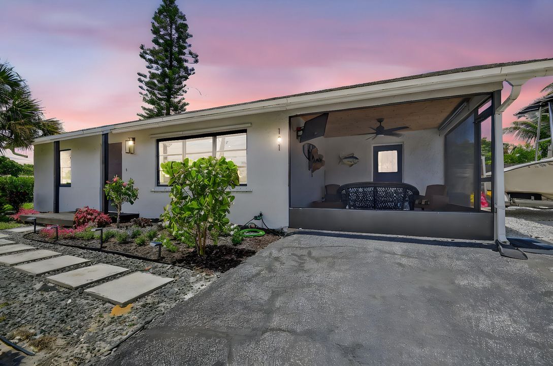 Недавно продано: $385,000 (2 спален, 1 ванн, 1111 Квадратных фут)