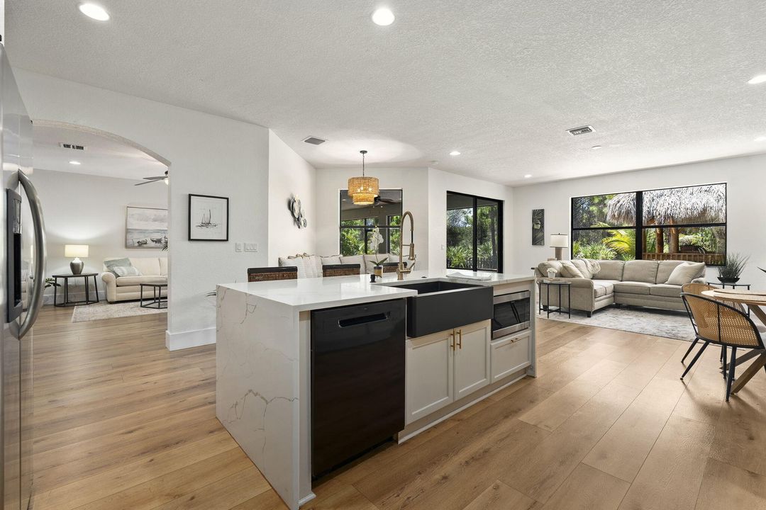 Activo con contrato: $979,000 (5 camas, 3 baños, 3012 Pies cuadrados)